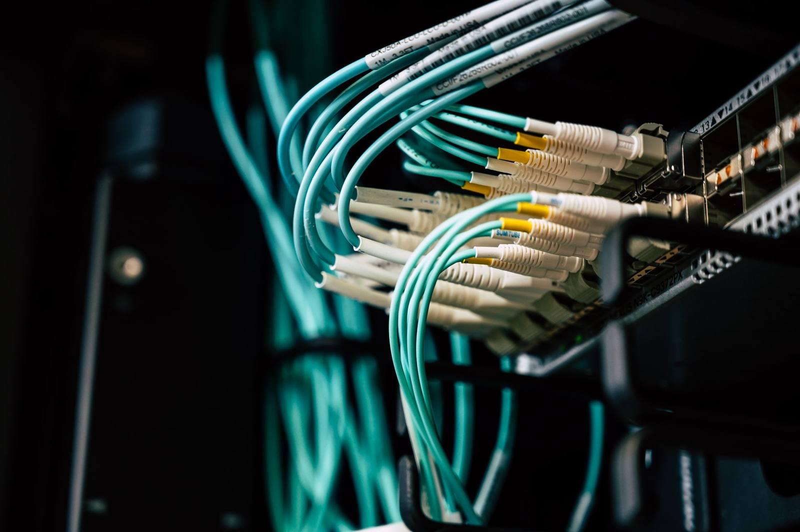 Network storage and server equipment with cables